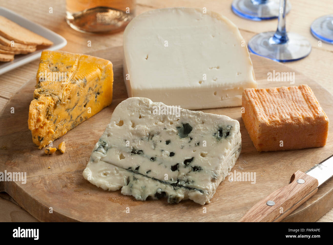 Varietà di formaggio su una tavola di legno per dessert Foto Stock