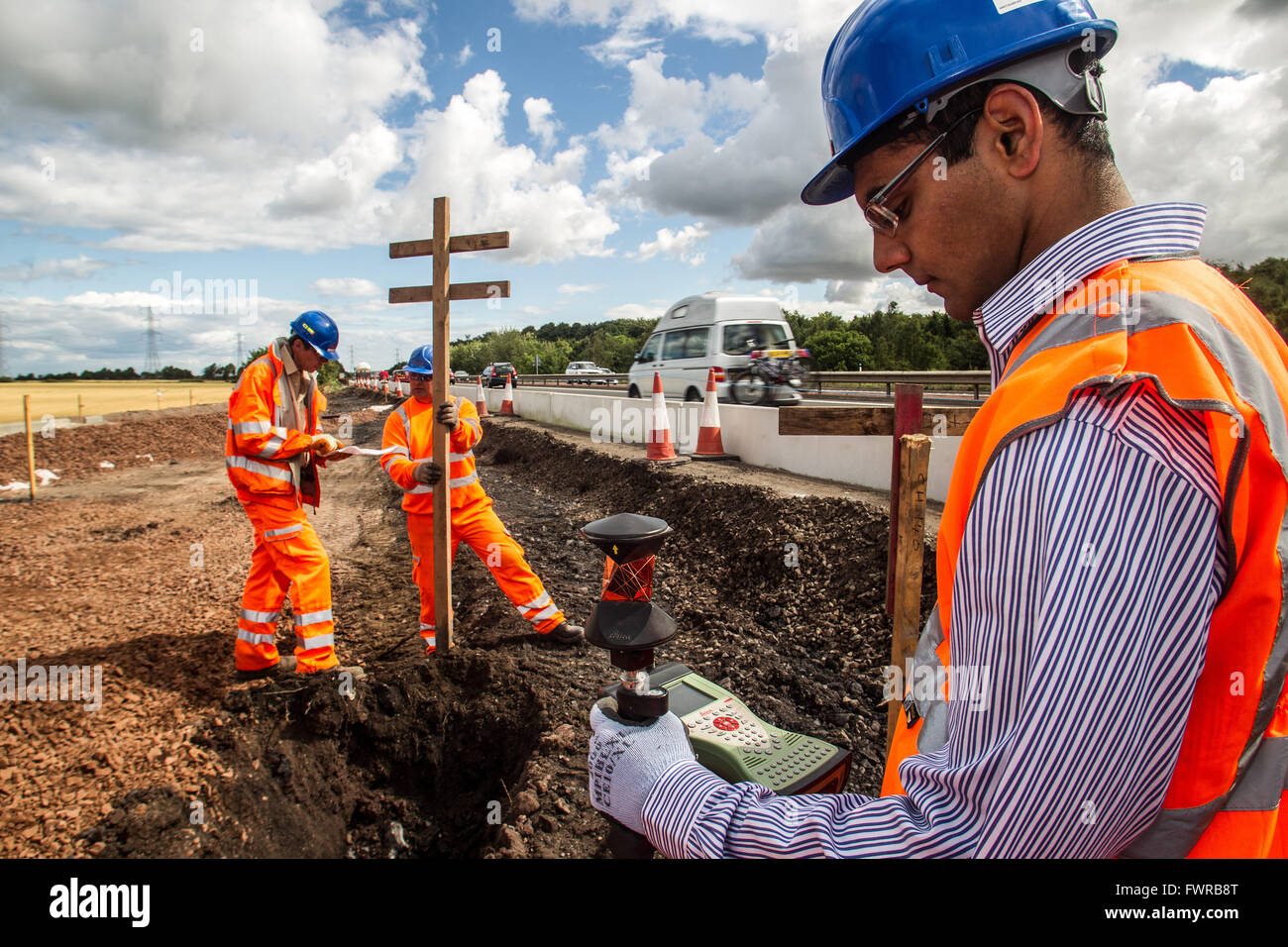 Periti che lavorano sulla nuova strada in costruzione Foto Stock