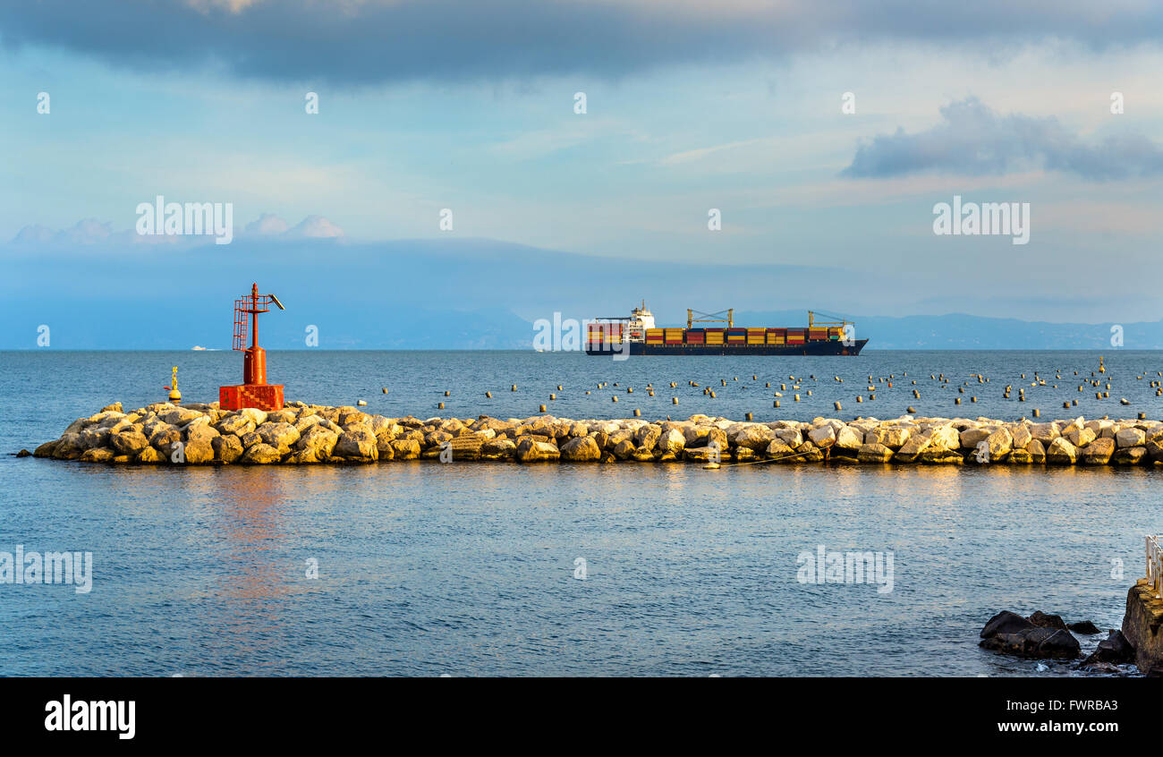 Nave portacontainer nel Golfo di Napoli Foto Stock
