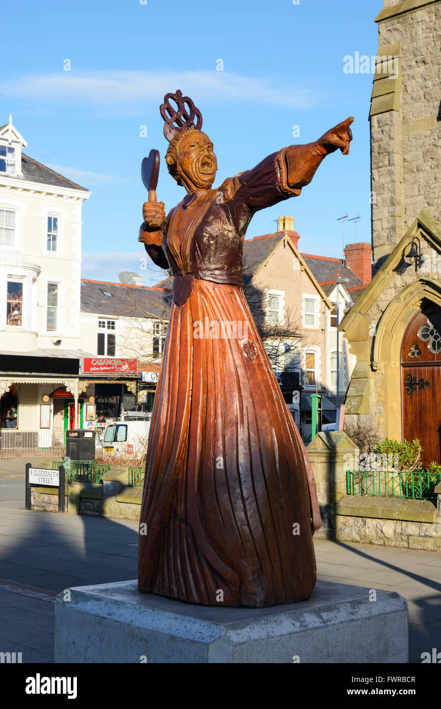Scolpita in legno statue di Alice nel Paese delle Meraviglie caratteri di Llandudno, Denbighshire, il Galles del Nord. Foto Stock