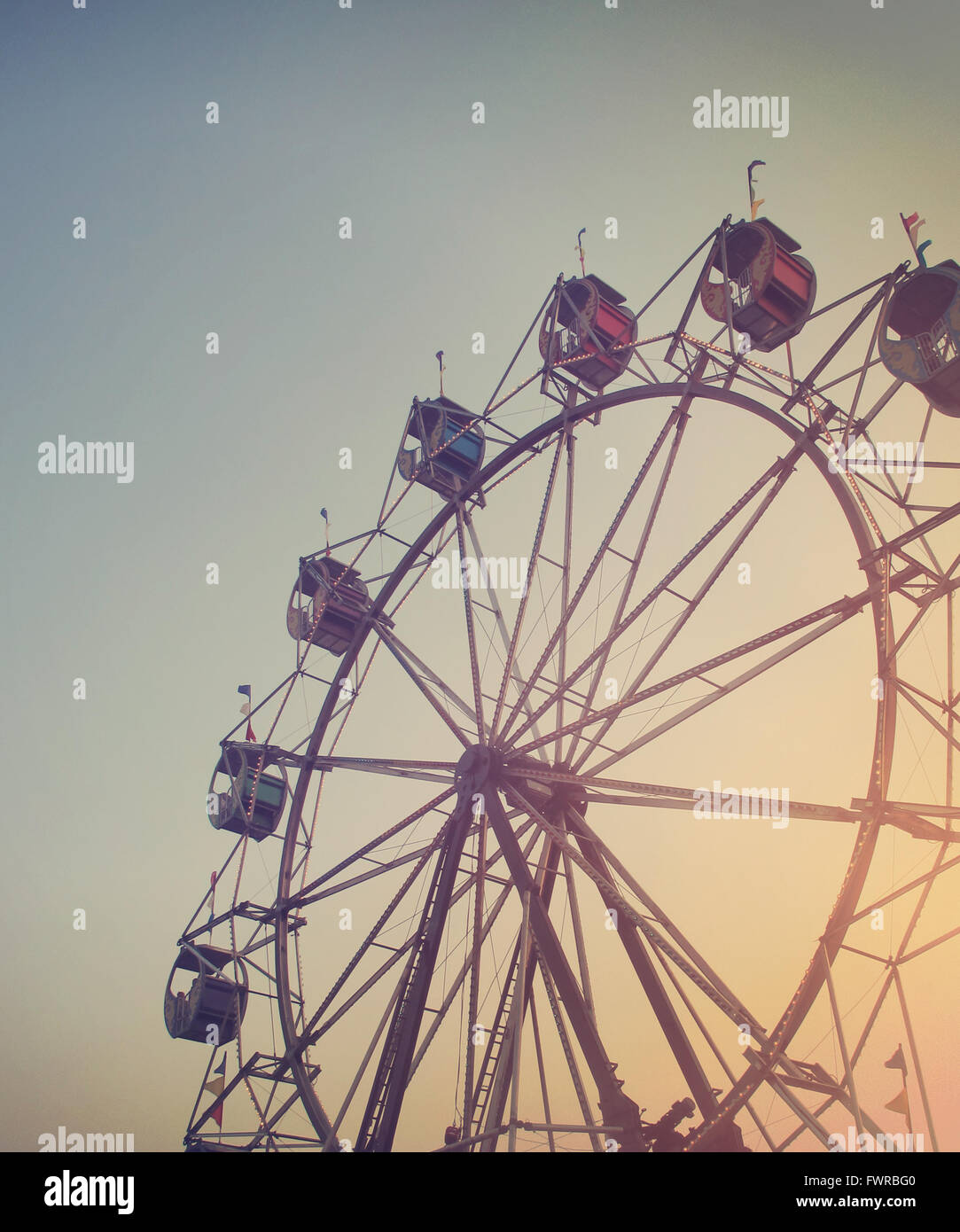 Una ruota panoramica Ferris è la filatura al carnevale al tramonto per un attività artistica o estate concetto di memoria. Foto Stock