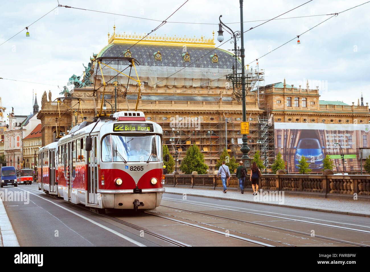 Praga, Repubblica Ceca - 25 agosto 2015: il vecchio tram Skoda sul ponte delle legioni (la maggior parte legii) nel quartiere Strelecky Foto Stock