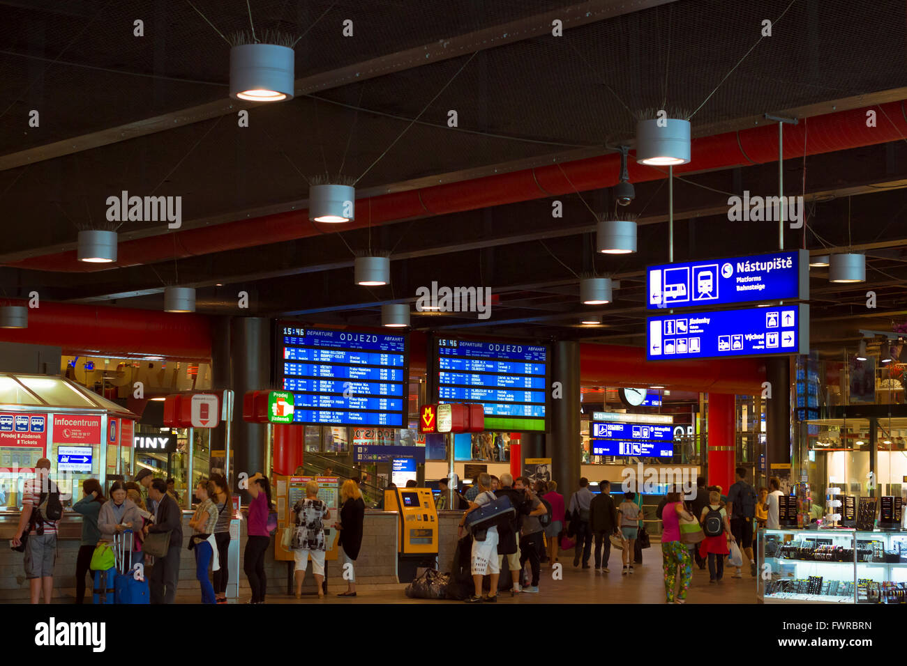 Praga, Repubblica Ceca - 25 agosto 2015: la principale stazione ferroviaria di Praga, Repubblica Ceca Foto Stock