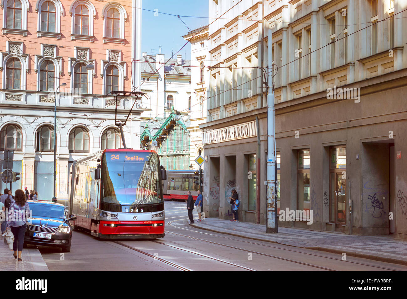 Praga, Repubblica Ceca - 25 agosto 2015: high-tech tram Skoda su una strada larga nel quartiere Nove Mesto del centro storico di Praga Foto Stock