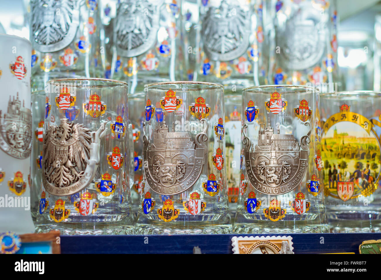 Praga, Repubblica Ceca - 25 agosto 2015: bicchieri di cristallo e tazze sullo scaffale del negozio di articoli da regalo, Praga, Repubblica Ceca Foto Stock