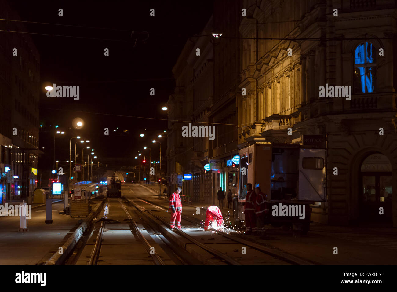 Praga, Repubblica Ceca - 25 agosto 2015: i lavoratori sono la riparazione dei binari del tram di notte su Broad Street nella città vecchia Foto Stock