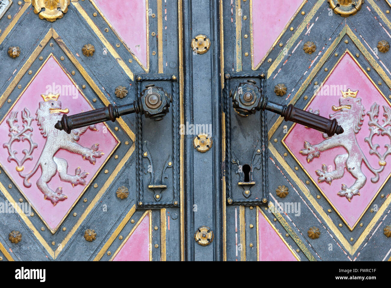 La maniglia della porta della chiesa di San Pietro e Paolo, un simbolo della staternità ceca - un leone a due code, Vysehrad, Praga, Repubblica Ceca porte europee Foto Stock