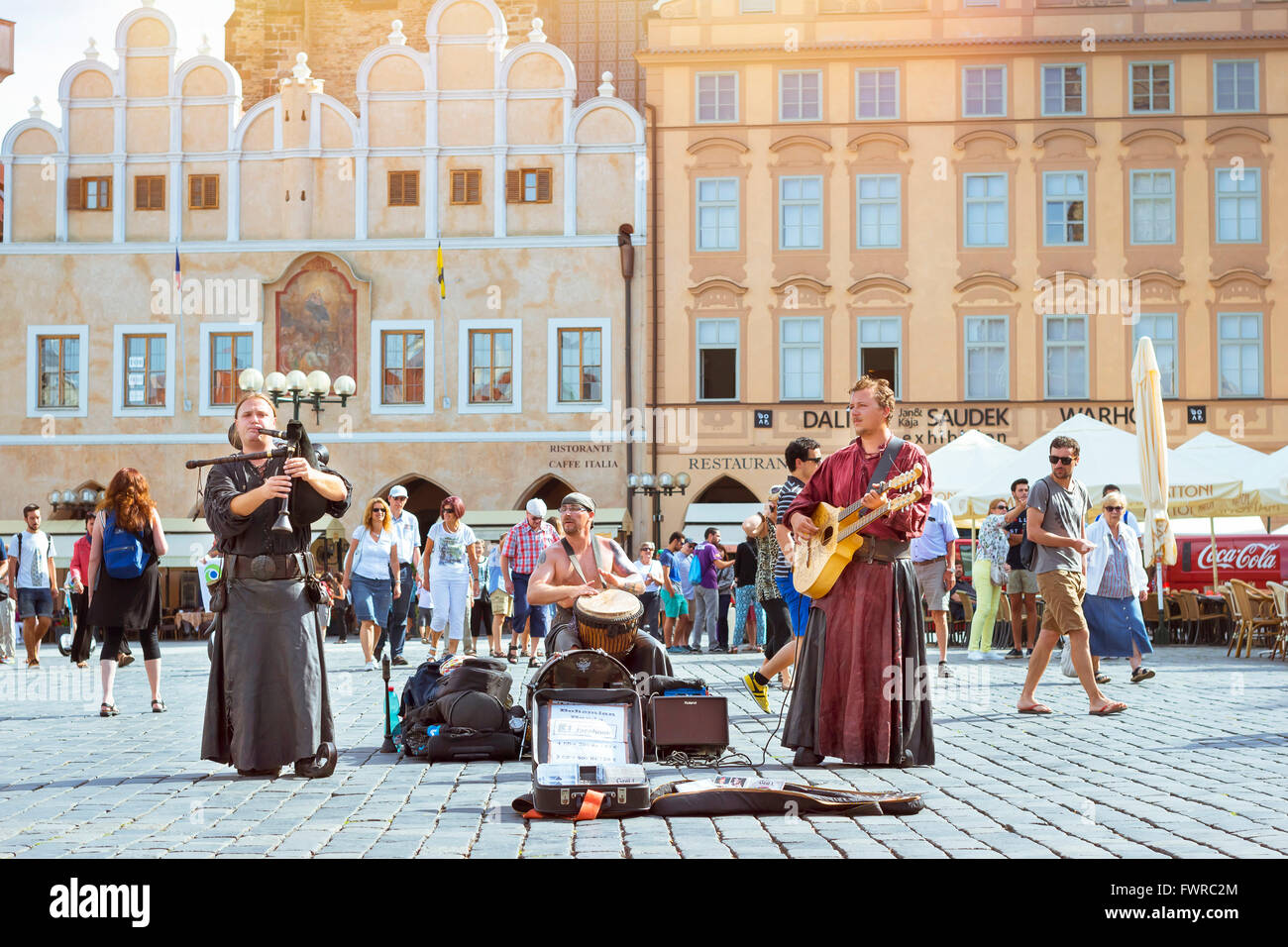 Praga, Repubblica Ceca - 27 agosto 2015: musicisti con strumenti folk sulla piazza della città vecchia in background della Cattedrale Tyn Foto Stock