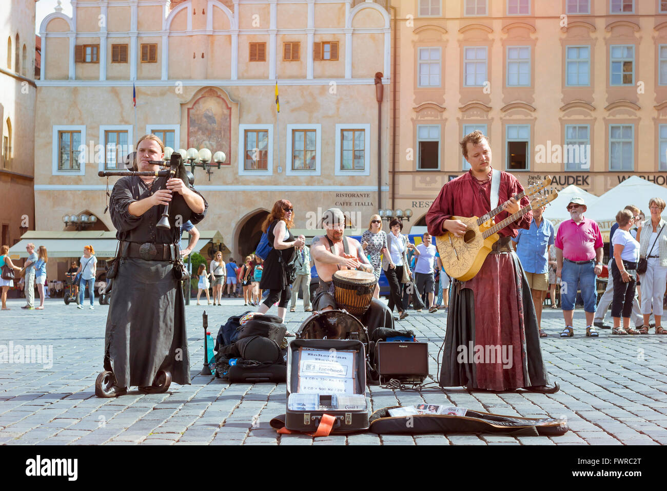 Praga, Repubblica Ceca - 27 agosto 2015: musicisti con strumenti folk sulla piazza della città vecchia in background della Cattedrale Tyn Foto Stock