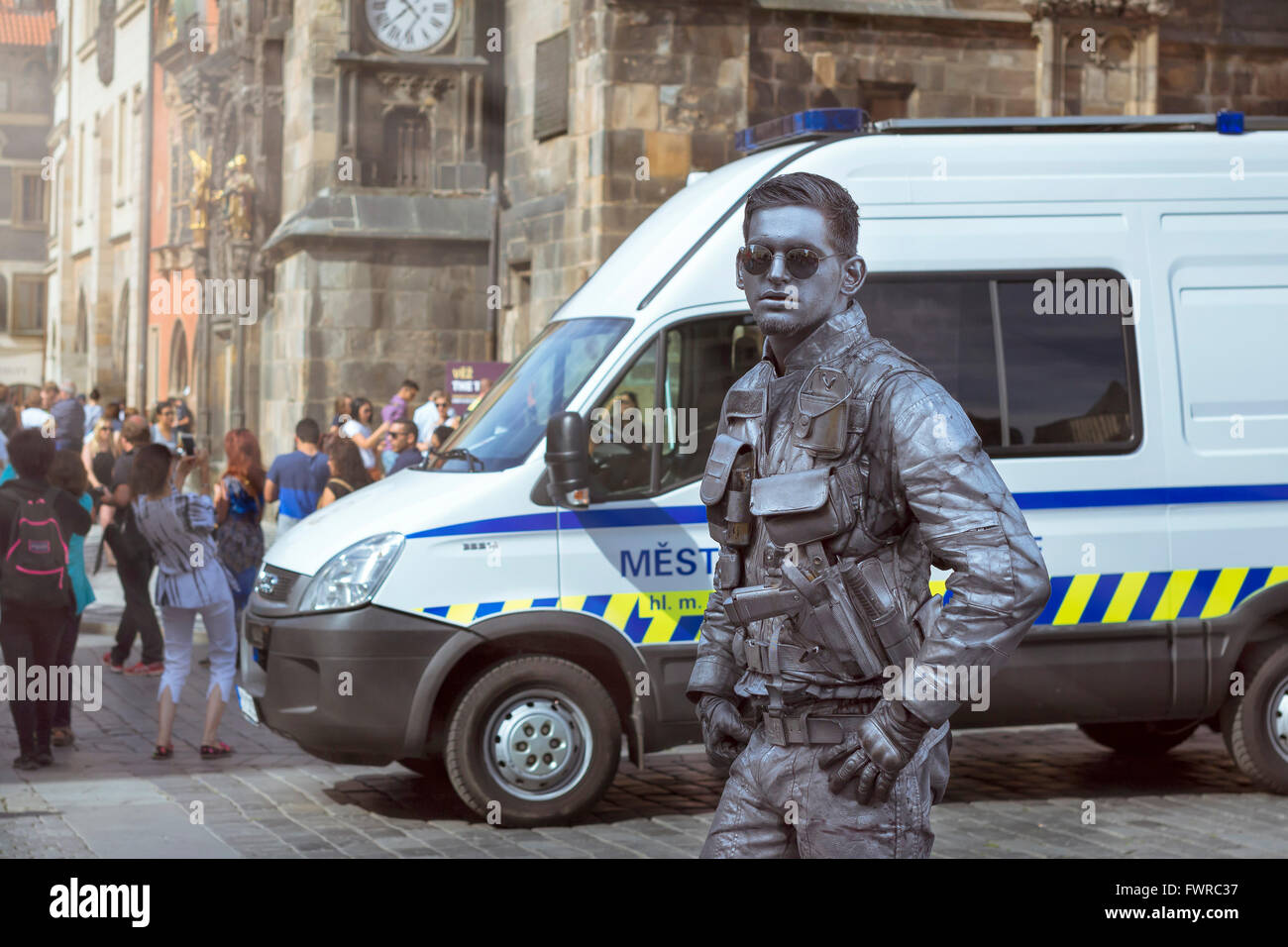 Praga, Repubblica Ceca - 27 agosto 2015: Meme-artista in forma di polizia futuristico in posa sulla Piazza della Città vecchia Foto Stock