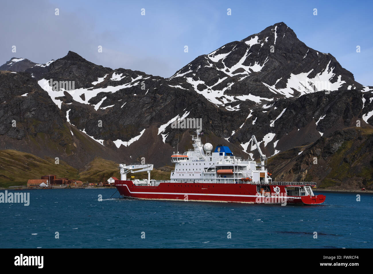 South African rompighiaccio alimentazione polare e nave di ricerca S. A. Agulhas II ancorato in King Edward Cove, Georgia del Sud. Foto Stock