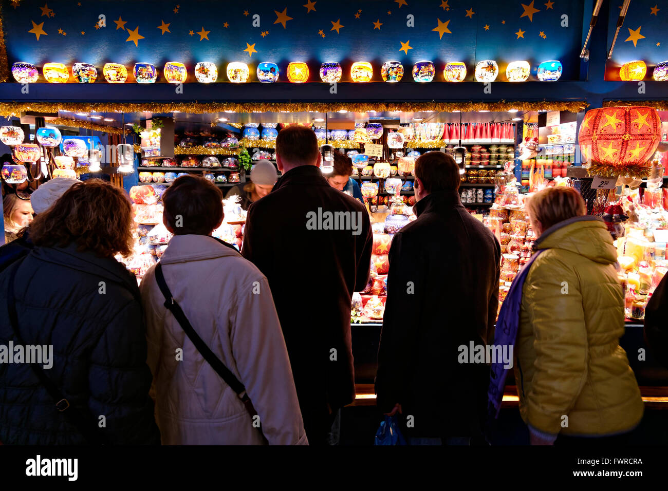 Gli amanti dello shopping al mercato natalizio, Monaco di Baviera, Baviera, Germania, Europa. Foto Stock