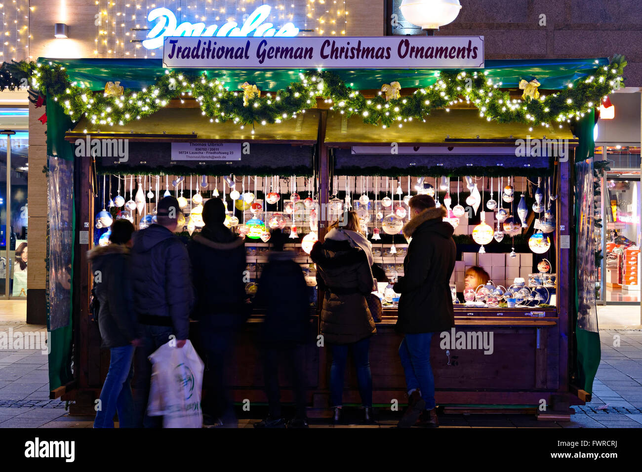 Gli amanti dello shopping al mercato natalizio, Monaco di Baviera, Baviera, Germania, Europa. Foto Stock