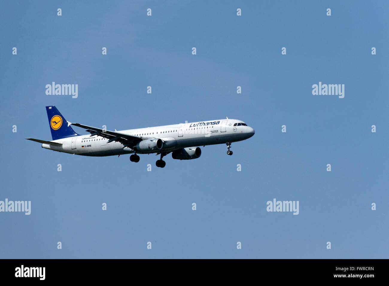 Lufthansa Airbus A321-100 Baden-Baden in atterraggio approccio all'Aeroporto Franz Josef Strauss di Monaco di Baviera, Baviera, Germania, Europa Foto Stock