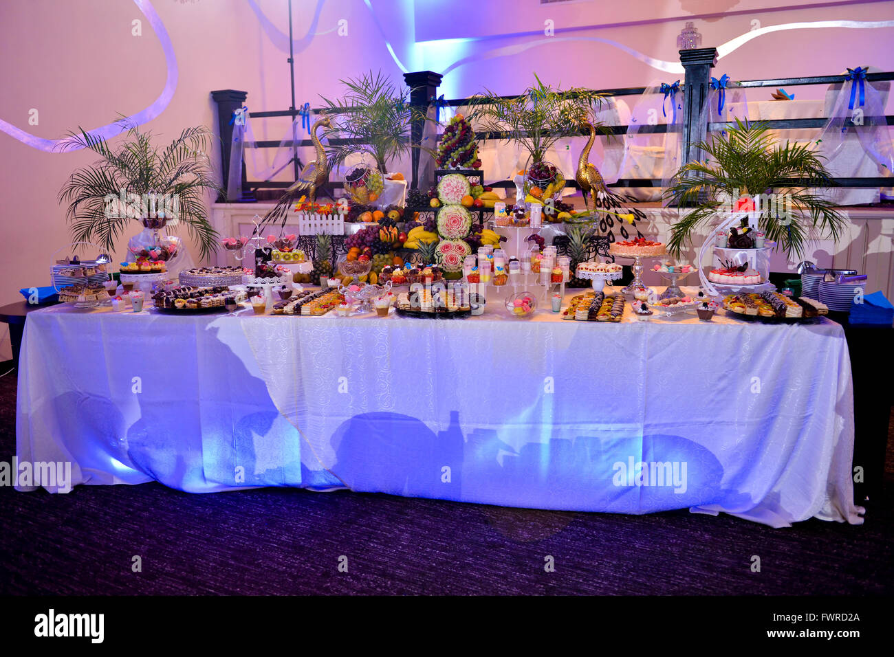Candy bar con un sacco di biscotti e frutta durante il matrimonio Foto Stock
