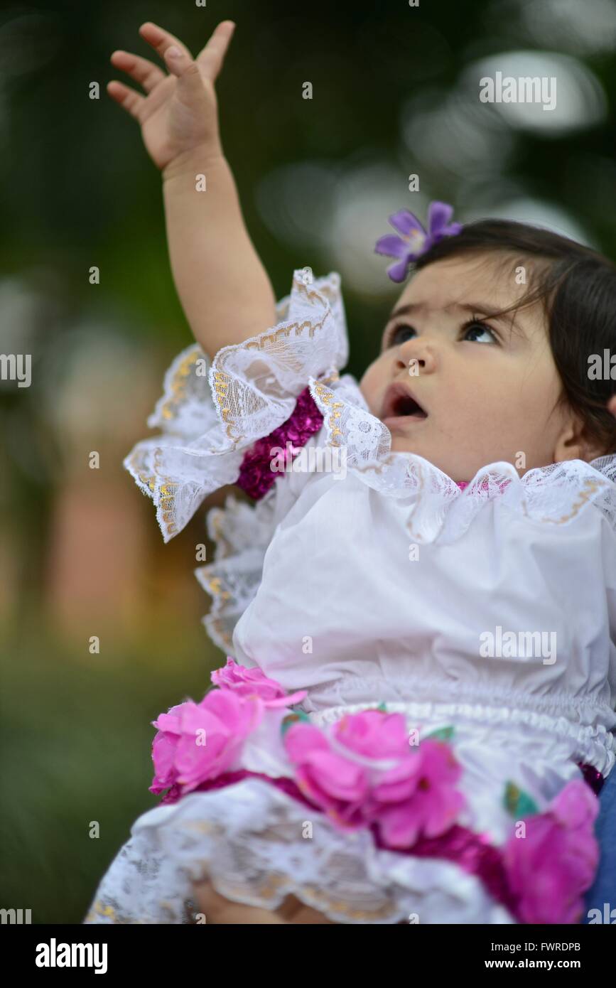 Un anno di età ragazza vestita con il tradizionale abito colombiano dalla regione di Huila. Foto Stock