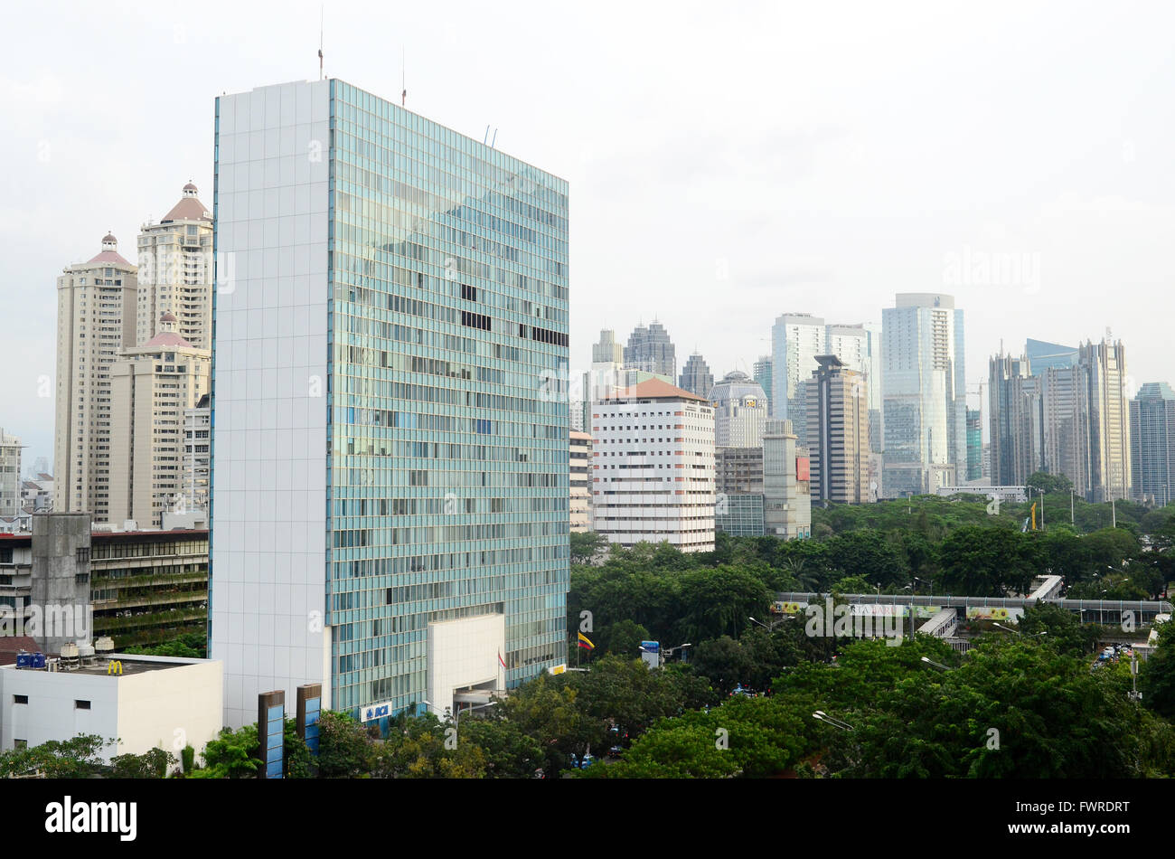 Plaza edificio centrale in Sudirman street Jakarta con come sfondo è più alto edificio di rischio Foto Stock