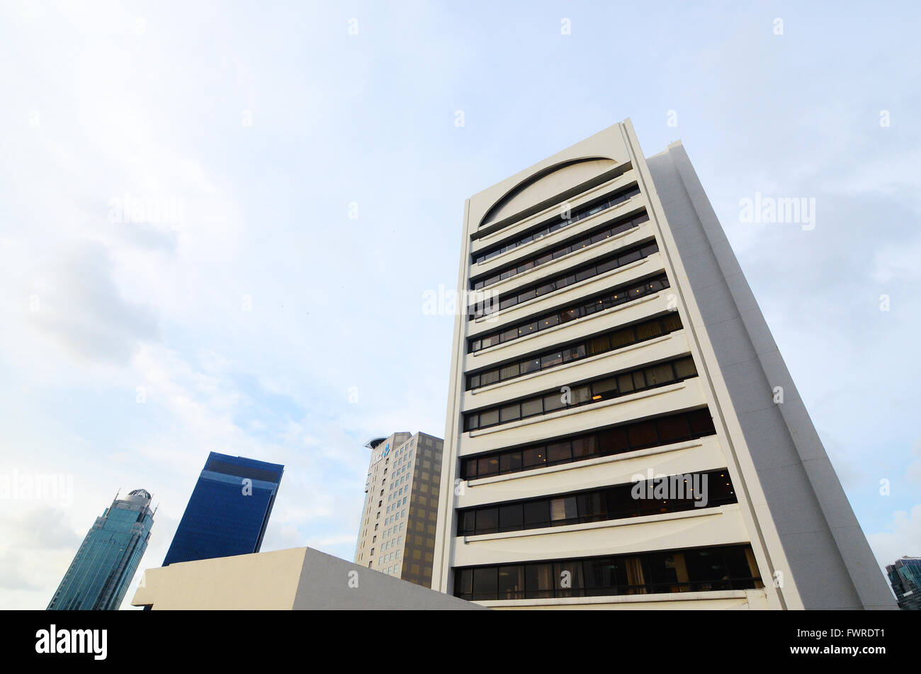 Edificio citycsape in basso angolo, rana occhi livello, diversi edifici, Wisma Sudirman, ANZ , Batavia torre, nella centrale oJakarta Foto Stock