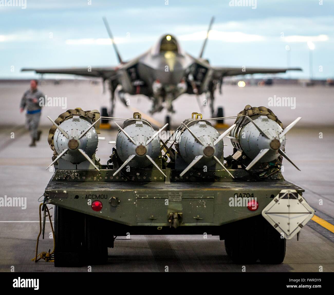 Stati Uniti Air Force inerte di GBU-31 bombe attendere il caricamento su F-35un alleggerimento II Stealth Fighter Aircraft con il trentunesimo il test e la valutazione del squadron a Montagna Home Air Force Base di Febbraio 17, 2016 vicino a Boise, Idaho. Foto Stock
