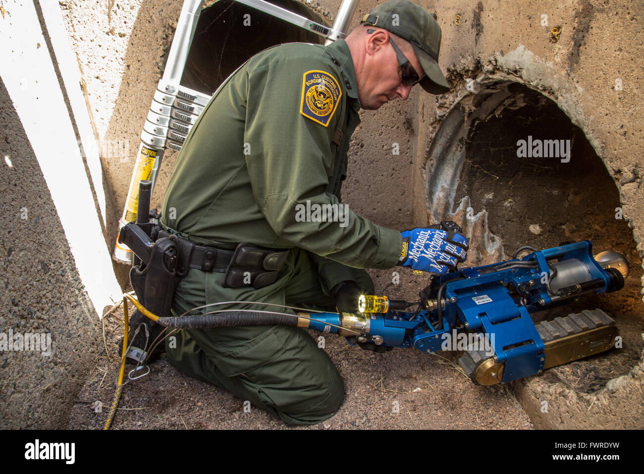 U.S Pattuglia di Confine ufficiali utilizza una pipeline Inukton Robot per percorrere le tubazioni e le gallerie troppo piccolo per una persona a strisciare attraverso in cerca del contrabbando di droga operazioni 20 Settembre 2013 vicino a Nogales, in Arizona. Pattuglia di Confine gli agenti possono controllare il robot e la vista di quello che il suo visto da una casella di controllo. Foto Stock