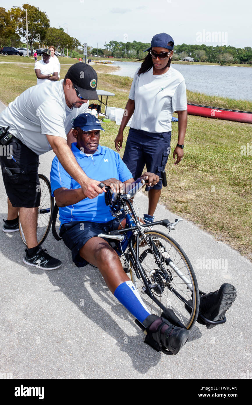 Miami Florida,Tropical Park,Paralympic Experience,sport,mano,bicicletta,Black adult,adults,man men maschio,disabled,volontariato volontariato lavoro WO Foto Stock