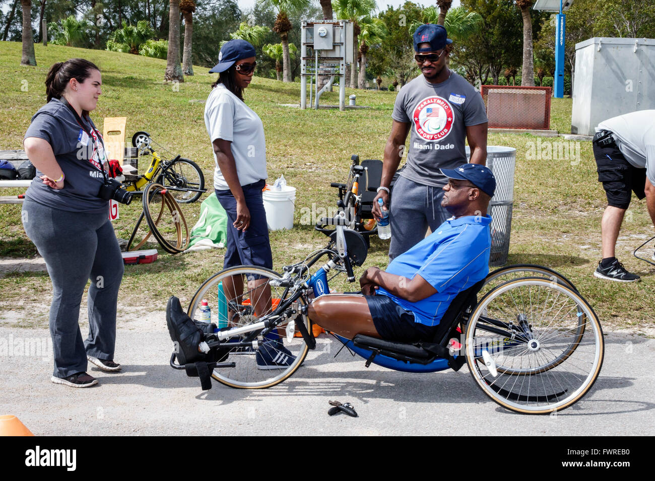 Miami Florida,Tropical Park,Paralympic Experience,sport,mano,bicicletta,Black adult,adults,man men maschio,disabled,volontariato volontariato lavoro WO Foto Stock