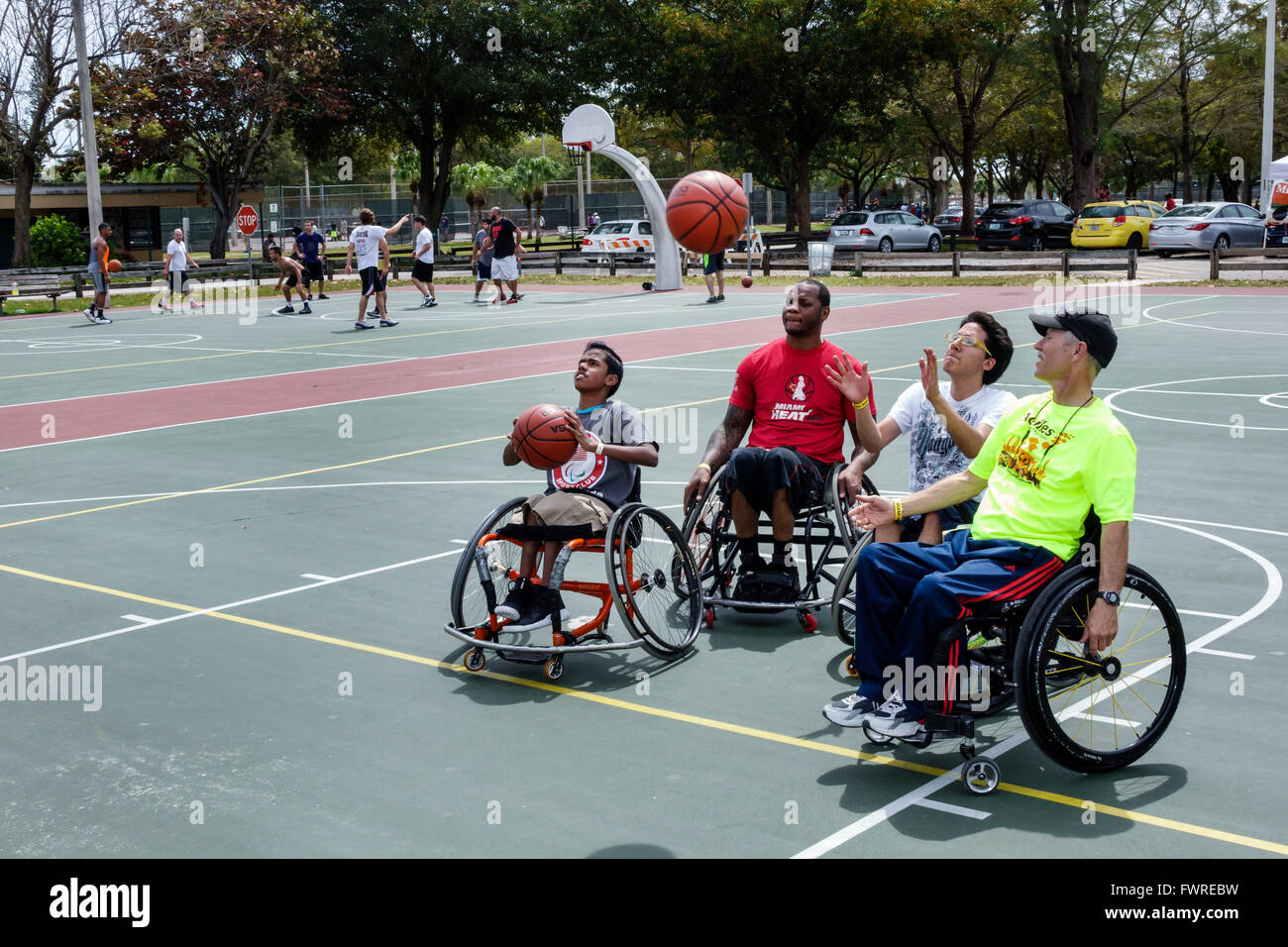Miami Florida,Tropical Park,Paralympic Experience,sport,volontari volontari volontari volontari lavoratori del lavoro, lavoro di squadra che lavorano insieme e servono aiuto Foto Stock