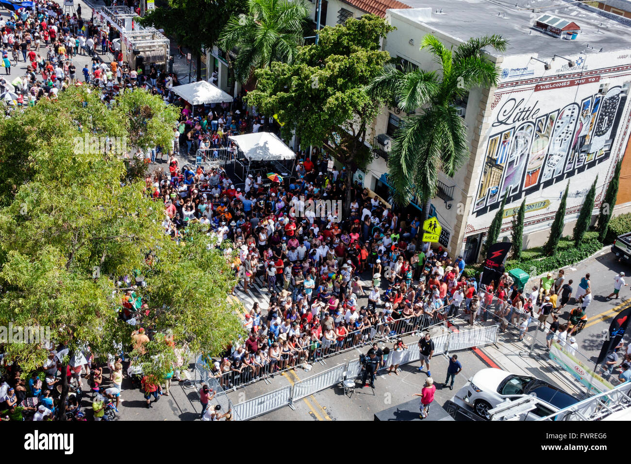 Miami Florida,Little Havana,Calle Ocho,festival annuale di strada,evento,ispanico Latino etnia immigrati immigrati minoritari minoranza,folla,pubblico,con gratuito Foto Stock