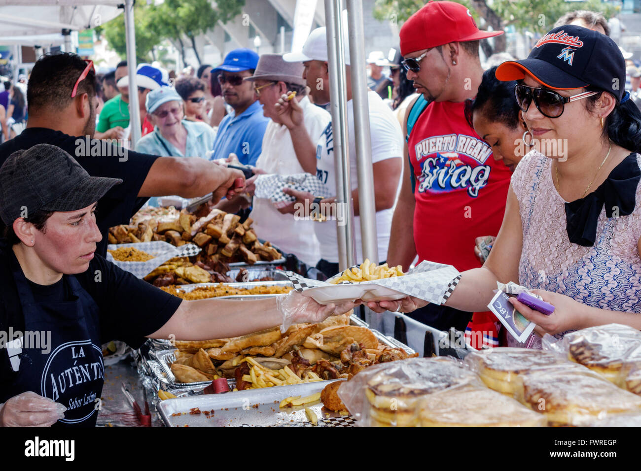 Miami Florida,Little Havana,Calle Ocho,festival annuale di strada,evento,minoranza immigranti etnici latini ispanici,cibo,stalla,bancarelle,stand Foto Stock