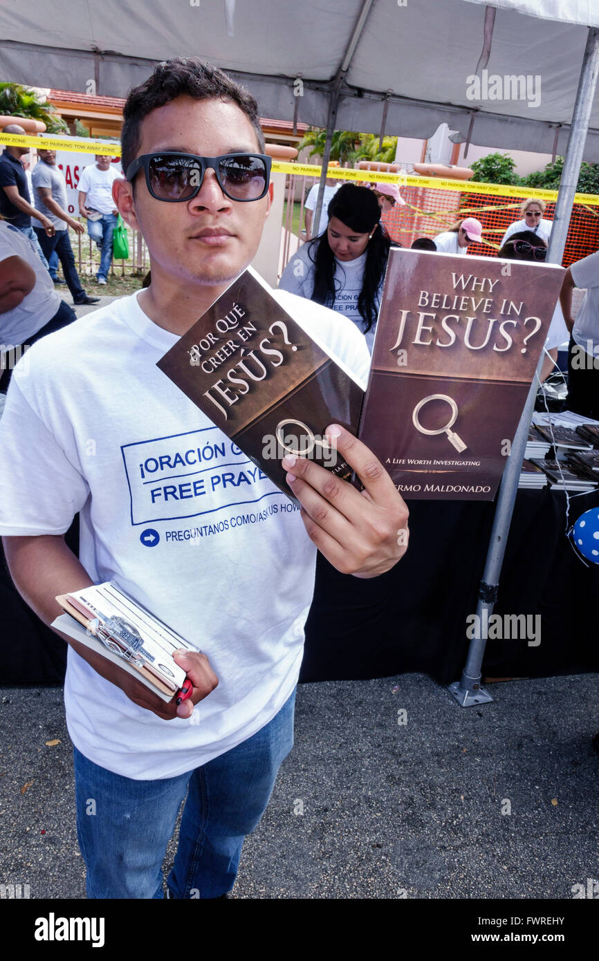 Miami Florida,Little Havana,Calle Ocho,festival annuale di strada,adulto ispanico,adulti,uomo maschio,predicatore,cristiano,offrendo libro religioso gratuito,litro Foto Stock