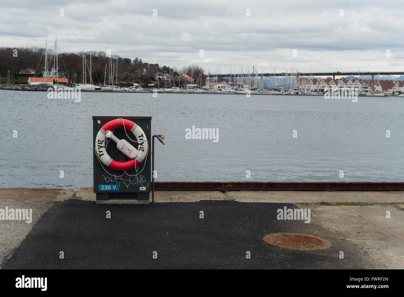 Anello di vita a riva stavanger Norvegia con barche in background Foto Stock