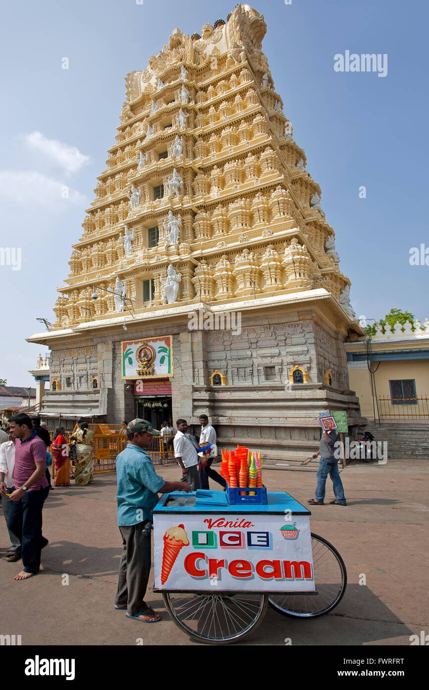 Ice Cream venditore Chamundeshwari tempio. Mysore. India Foto Stock