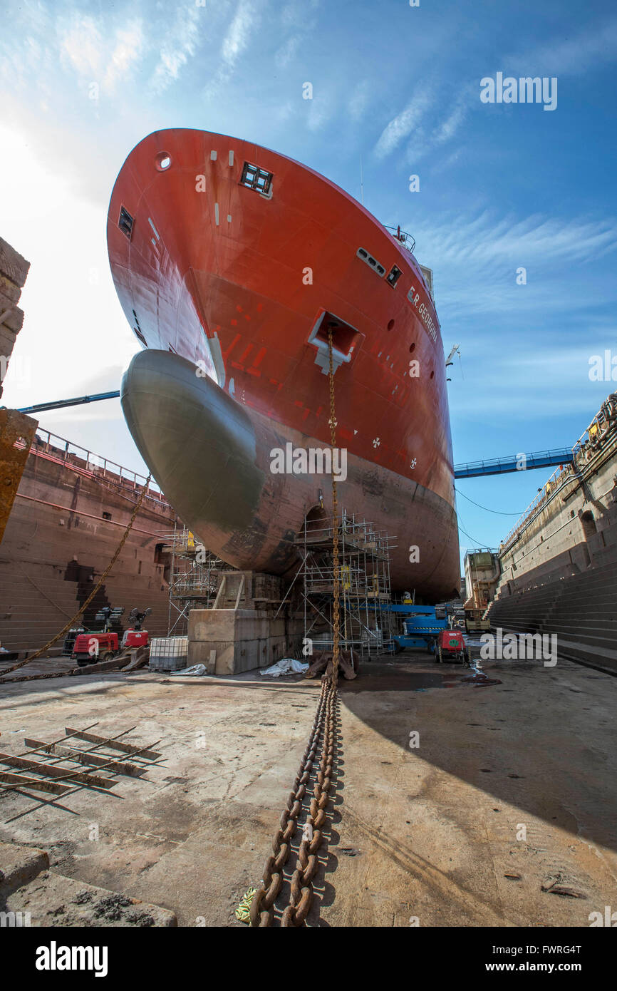 Il petrolio del Mare del Nord nave in bacino di carenaggio Foto Stock Il petrolio del Mare del Nord nave in bacino di carenaggio Foto Stock