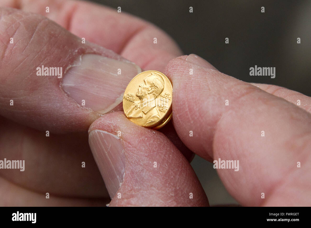 Co-vincitore del premio Nobel per la fisica, Arthur McDonald detiene un Nobel per il pin. Foto Stock