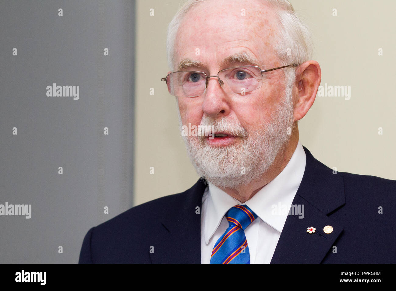 Premio Nobel co-vincitore in fisica Arthur McDonald parla presso la Queen's University di Kingston, Ont., il 11 marzo 2016. Foto Stock