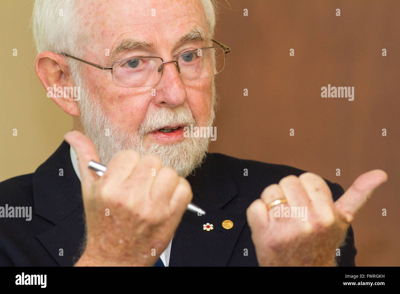 Premio Nobel co-vincitore in fisica Arthur McDonald parla presso la Queen's University di Kingston, Ont., il 11 marzo 2016. Foto di Lar Foto Stock