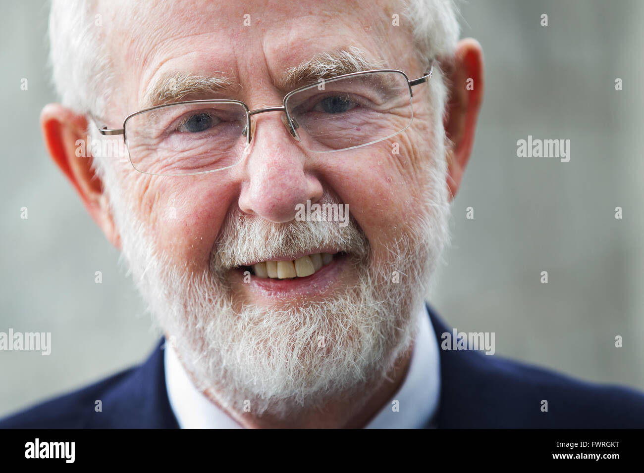 Premio Nobel co-vincitore in fisica Arthur McDonald pone per un ritratto presso la Queen's University di Kingston, Ont., il 11 marzo 2016 Foto Stock