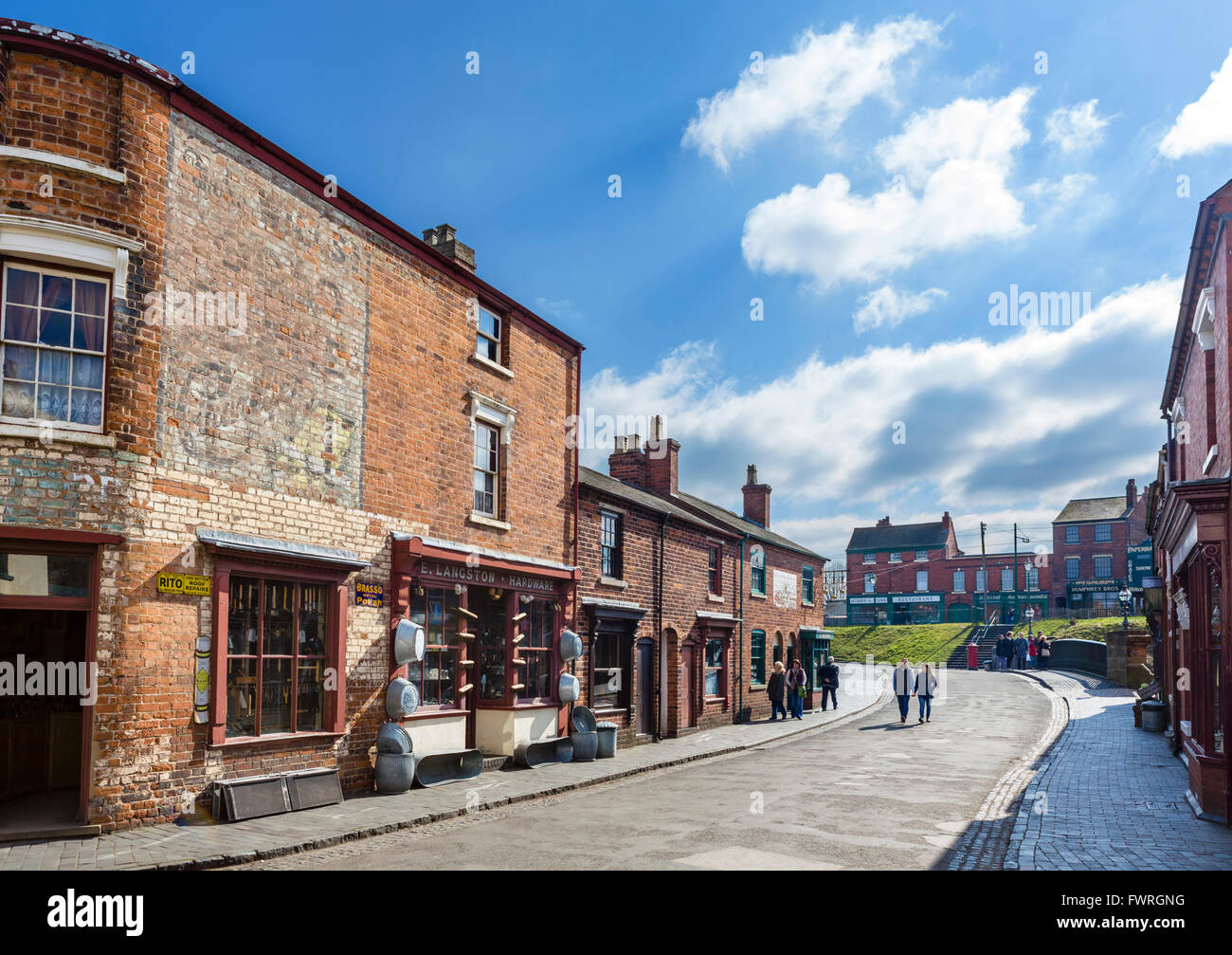 Gli antichi negozi nel centro del villaggio, Black Country Living Museum, Dudley, West Midlands, Regno Unito Foto Stock