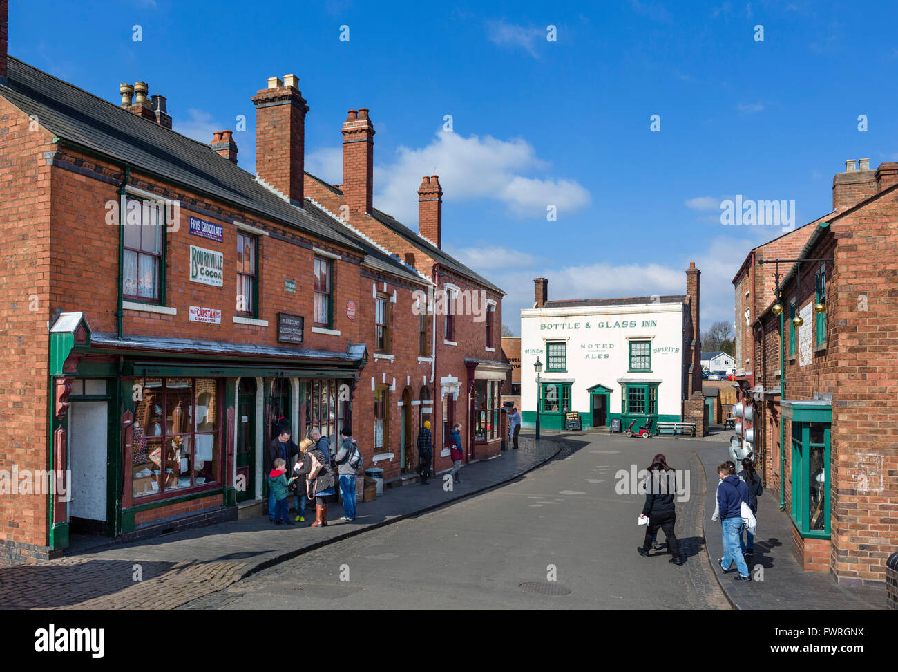 Gli antichi negozi nel centro del villaggio, Black Country Living Museum, Dudley, West Midlands, Regno Unito Foto Stock