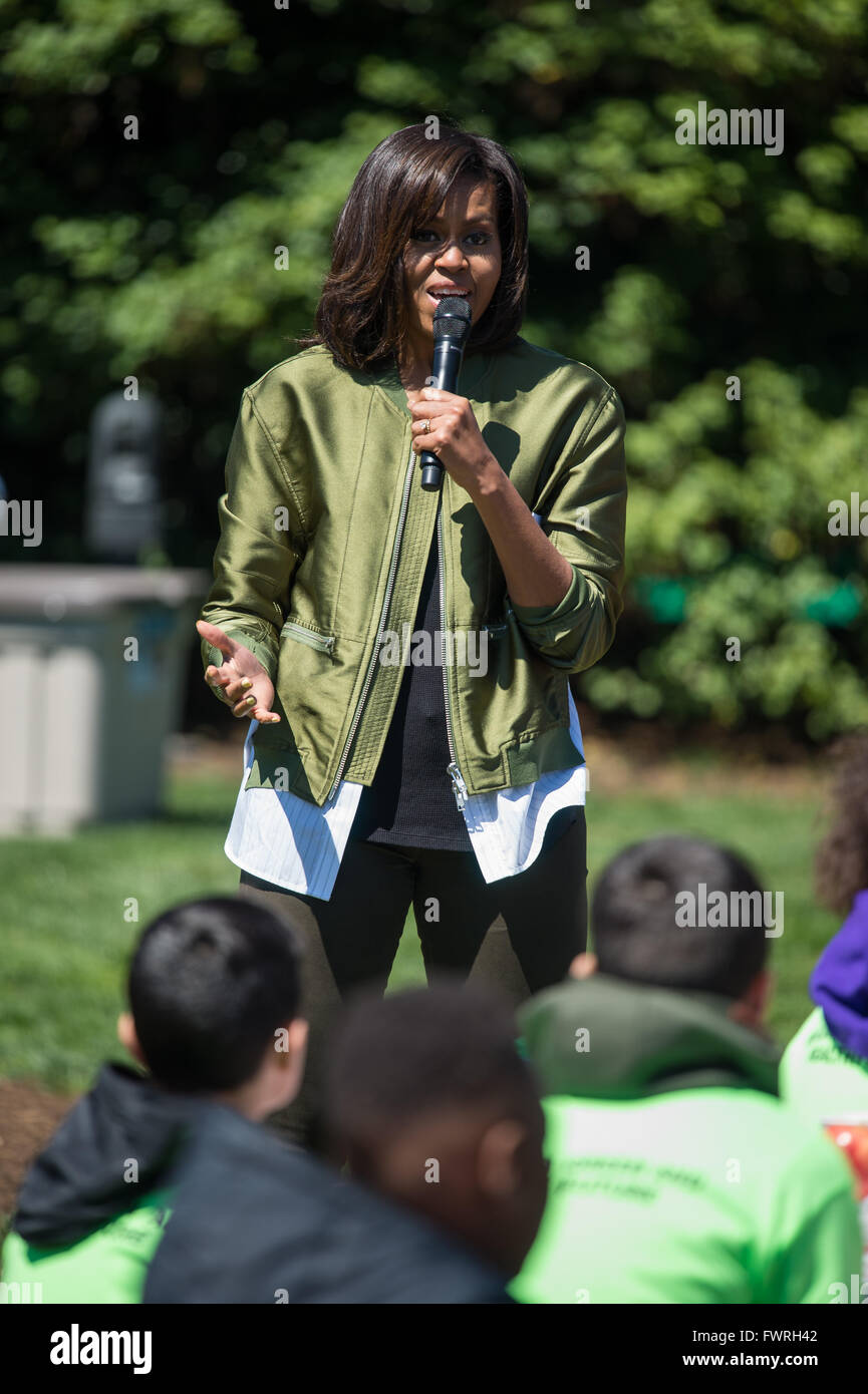 U.S la First Lady Michelle Obama parla con gli studenti durante la semina della Casa Bianca Orto Aprile 5, 2016 a Washington, DC. Foto Stock