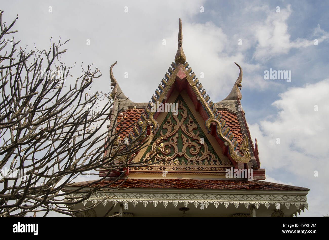 Soffitto decorativo di un tempio buddista, Thailandia Foto Stock