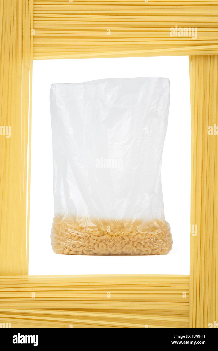 La pasta in plastica aperto pack incorniciato da capellini (pasta). Concetto di cibo Foto Stock