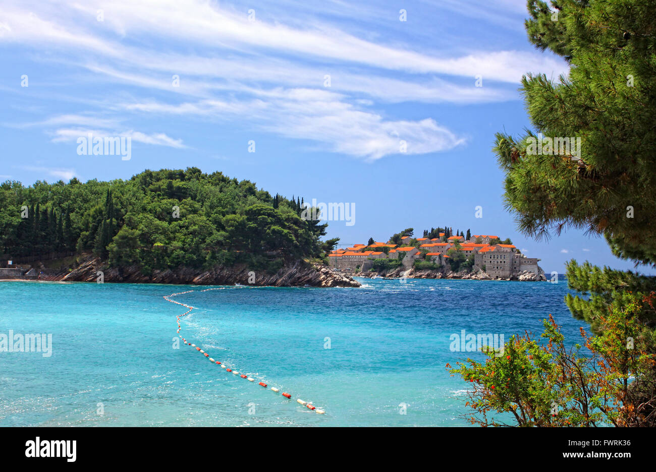 Azzurro laguna vicino Sveti Stefan isola, mare adriatico, Montenegro Foto Stock
