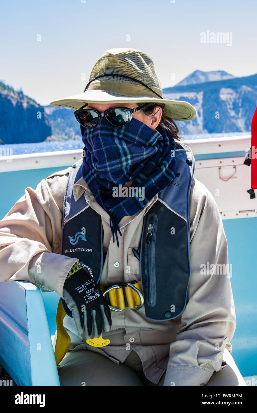 Un ranger del parco si prepara a condurre una gita in barca sul lago del cratere. Parco nazionale di Crater Lake, Oregon Foto Stock