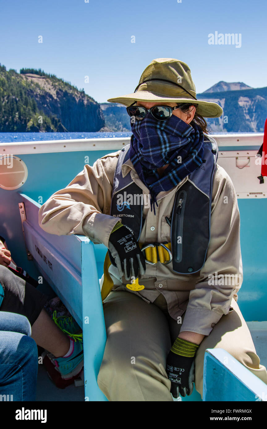 Un ranger del parco si prepara a condurre una gita in barca sul lago del cratere. Parco nazionale di Crater Lake, Oregon Foto Stock