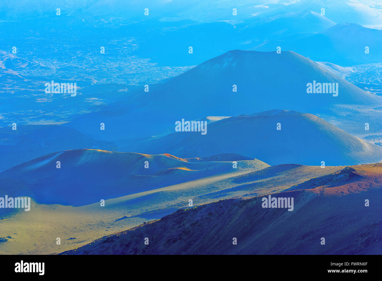 Il Cratere Haleakala a Maui all'alba con vista di coni di scorie Foto Stock