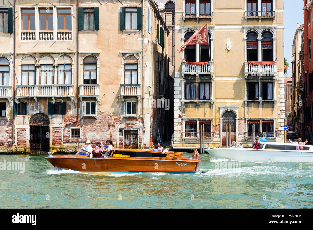 Taxi veneziano barche lungo il Canal Grande, San Marco, Venezia, Italia Foto Stock
