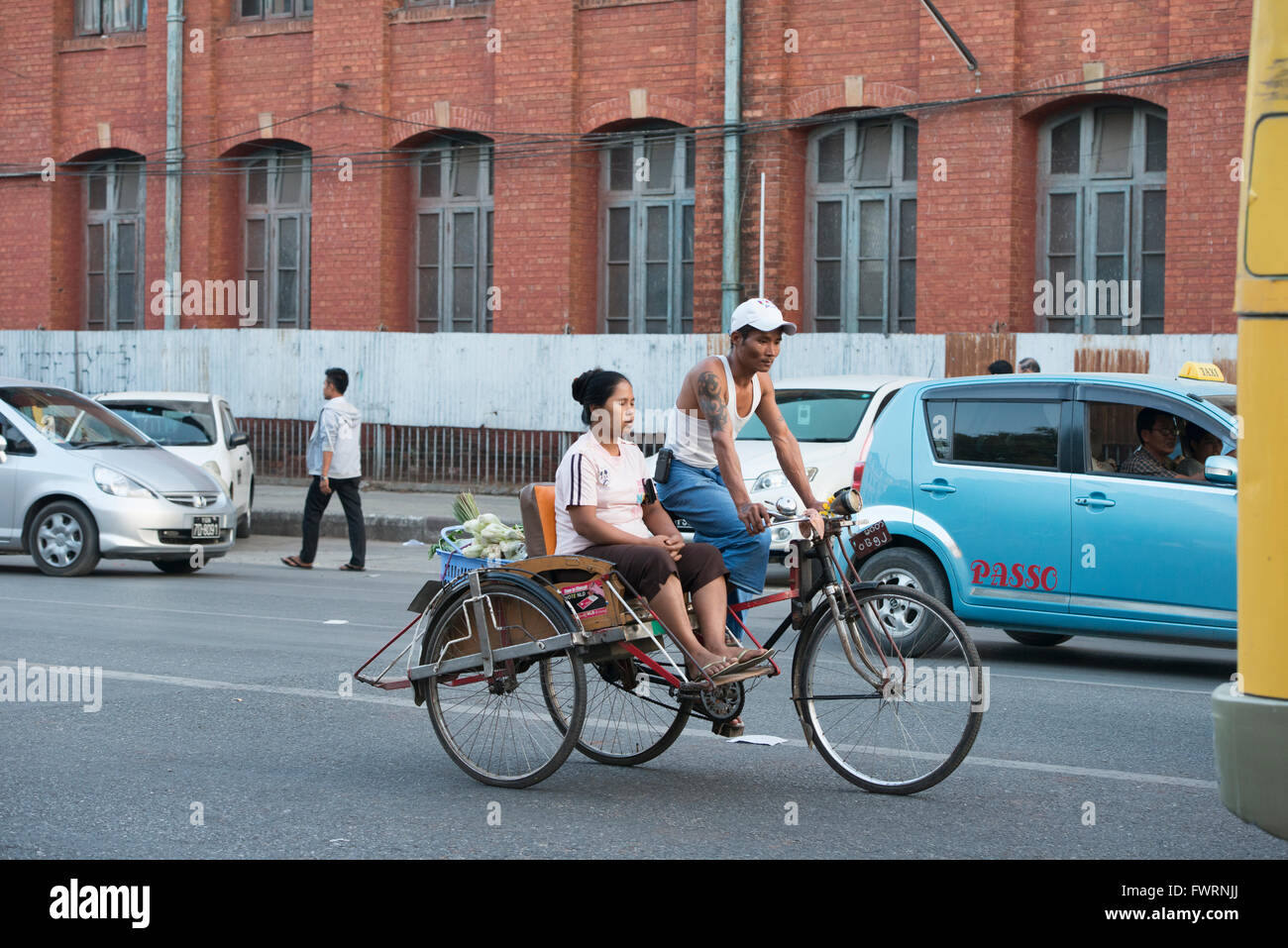 In rickshaw driver, Yangon, Myanmar Foto Stock