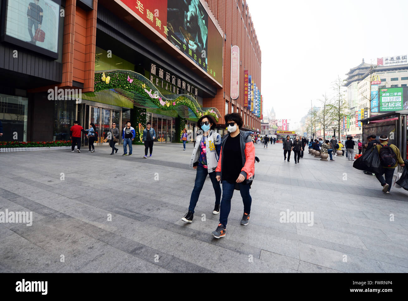 I residenti di Pechino indossare le maschere di respirazione fare male dell'inquinamento. Foto Stock