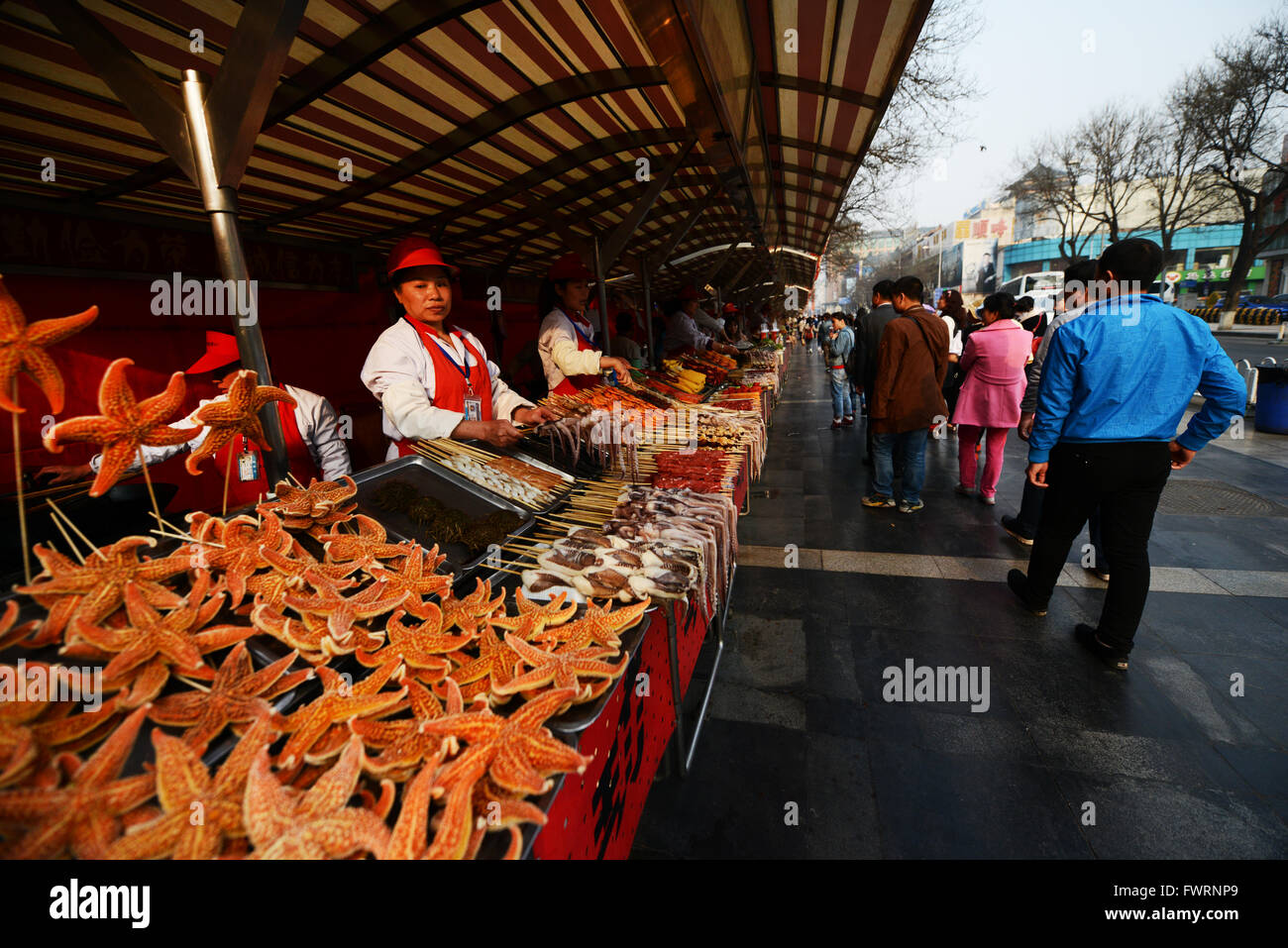Stella di mare e altri cibi esotici venduti nel vibrante street market alimentare nei pressi di Wang Fu Jing a Pechino. Foto Stock